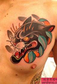ein Brust-Wolf-Kopf-Tattoo-Muster