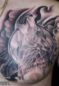 Wzór tatuażu w klatce piersiowej wilka