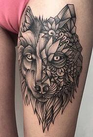 Ganap na isinapersonal na lobo head tattoo