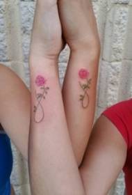 Braccio di ragazza dipinto ad acquerello schizzo letterario bellissimo fiore tatuaggio immagine