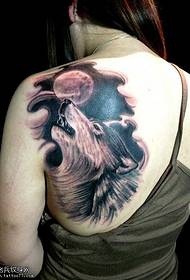 Wolf kop tatoeëerpatroon met skouerbesering