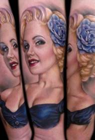 Ritratto della ragazza della vecchia scuola e modello del tatuaggio della rosa blu