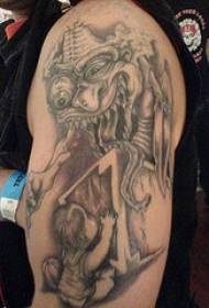 Tatuaj impresionant de zombie și băiețel pe umăr