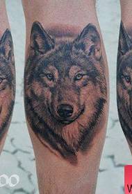 Coole Beine männlicher Wolfstattoos