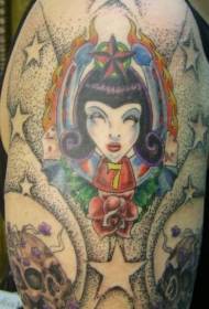 Девојка у боји рамена и ружичасти класични узорак тетоважа