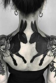 女性の純粋な暗い黒のタトゥー