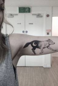 Pige inde i armen sort ulv med dekorativ månetatoveringsmønster