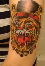 Arm u boji stari školski kapu sa tetovažom školskog tigra