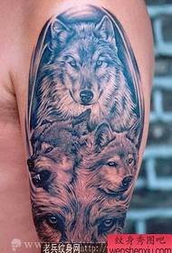 mtundu wa wolf tattoo: ozizira mkono wolf mutu tattoo