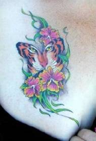女性の胸の色の花の虎のタトゥーパターン