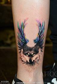 Vučji tetovažni uzorak s krilima na gležnju