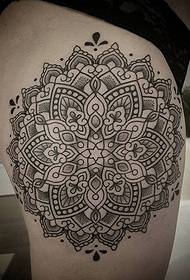 Bájos fekete és szürke mandala mintás tetoválás Manuel tetováló művésztől