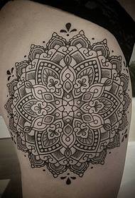 I-mandala emnyama ne-grey mandala iphethini tattoo kusuka kumdwebi we-tattoo uManuel