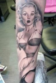 Patrón de tatuaje de retrato de moza sexy gris negra de brazo