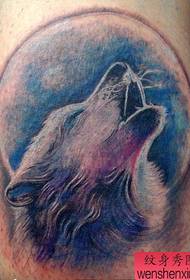 Wzór tatuażu głowy wilka w kolorze dużego ramienia
