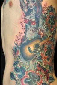 Fotografitë e tatuazhit nga zombia bukuroshe bukuroshe me ngjyrën në anën e belit duke luajtur kitarë