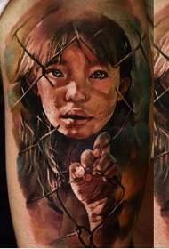 Omuz gerçekçilik tarzı çit dövmeli küçük kız