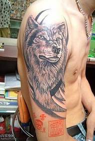 Modello tatuaggio braccio lupo
