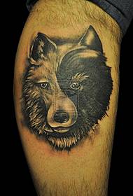 Motif de tatouage tête de loup yin et yang noir et blanc