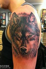 Elegante tatuaggio con testa di lupo sul braccio grande