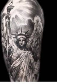 Statue de la Liberté Tattoo 9 statue solennelle du tatouage de la Statue de la Liberté