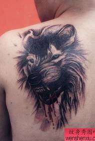un patrón dominante de tatuaje de cabeza de lobo sangriento