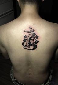 Ihmisen selkämallin sanskritin tatuointi