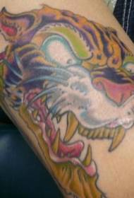 tatuaggio braccio tigre arrabbiato vecchia scuola di colore
