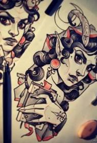 Manoscritto del tatuaggio del tatuaggio della ragazza scura europea e americana
