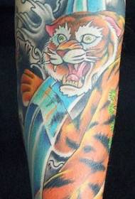 tatuaggi braccio colorati e motivo a cascata
