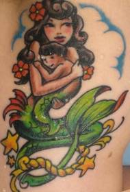 Mermaid me modelin e saj të tatuazheve me ngjyrën e foshnjës