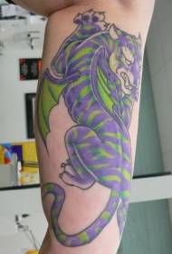 patrón de tatuaje de tigre alado de color de brazo