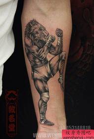 Un fantastico modello classico di tatuaggio di lupo mannaro