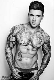 Disegni del tatuaggio da uomo europeo e americano
