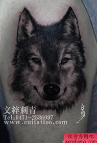 Ръце красив, популярен модел на татуировка на главата на вълк