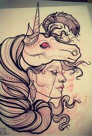 Il tatuaggio dell'unicorno della ragazza di schizzo è immagine