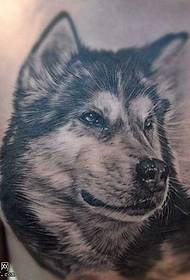 Disegno del tatuaggio del lupo sul petto