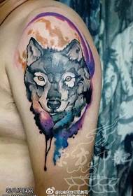 Рисунок татуировкой волка на плече