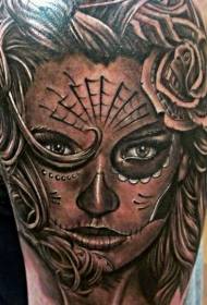 Piktura me ngjyra gri të shpatullave të tatuazheve me vajzën e vdekjes