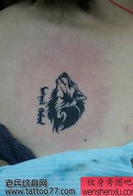 Klasický vzor tetovania vlka na hrudi