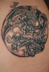 musta harmaa yin ja yang juoru tiikeri lohikäärme taistelevat tatuointi kuvio