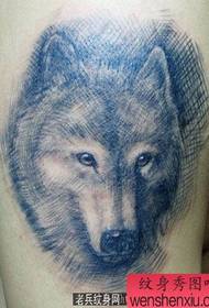 Wzór tatuażu wilka: wzór tatuażu głowy wilka ramienia