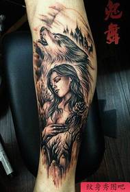 Un patrón de tatuaje de belleza de lobo genial y genial en las piernas