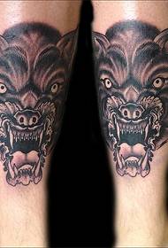 Immagine tatuaggio testa di lupo nero gamba