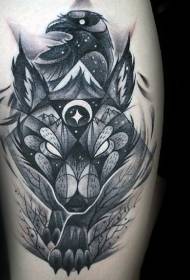 Patrón de tatuaje estrellado de lobo blanco y negro de personalidad y cuervo