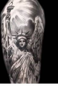 Patung Tatu Liberty Tato Liberty kanthi gaya lan tato sing beda-beda
