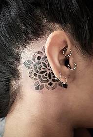 Prekrasna tetovaža prick tetovaža uzorak crne mandale
