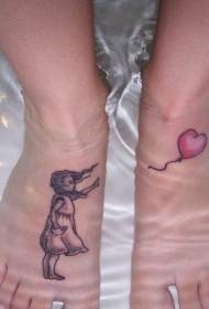 Pies de rapaza de tinta gris e foto de tatuaxe de amor