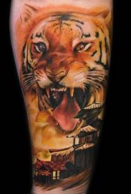 Piękny malowany ryk tygrysa i azjatycki architektoniczny wzór tatuażu