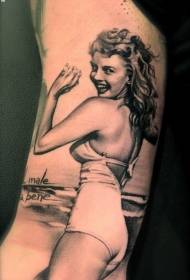 Красивая сексуальная девушка черно-белый узор татуировки